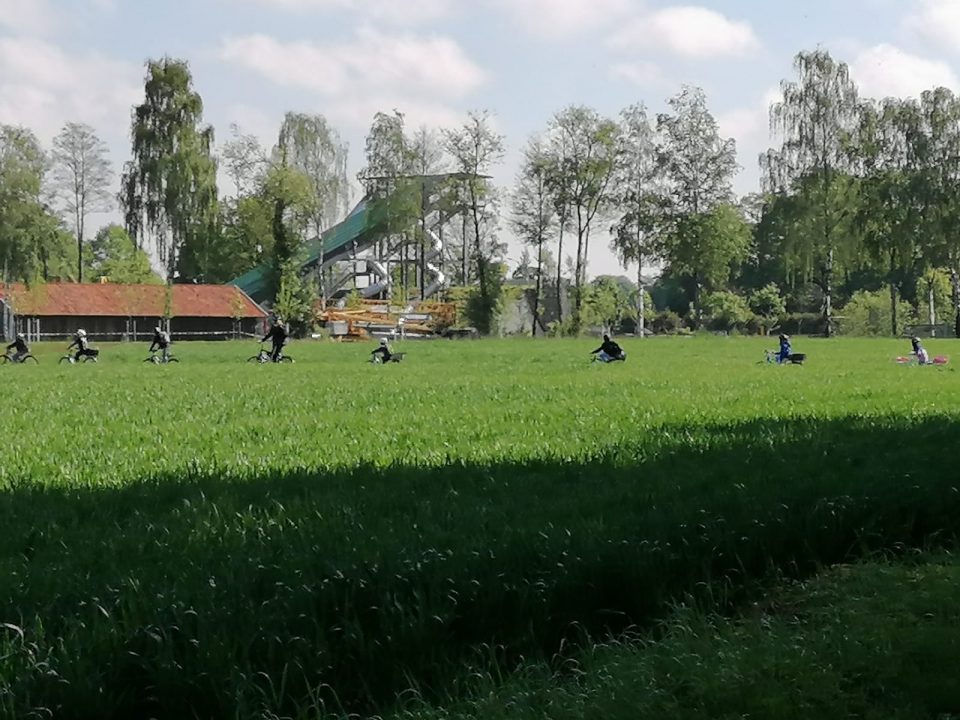 Kinder fahren mit Fahrrad zum Bessmann-Spielplatz