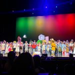 Musicalaufführung - alle Kinder auf der Bühne