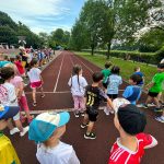 Kinder stehen an Sprintbahn